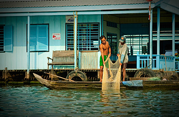 Pisciculture familiale dans un village flottant